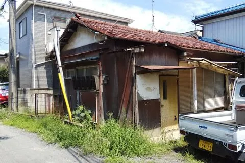 【施工前】<br>戸建の木造住宅、およそ築50年くらいです。